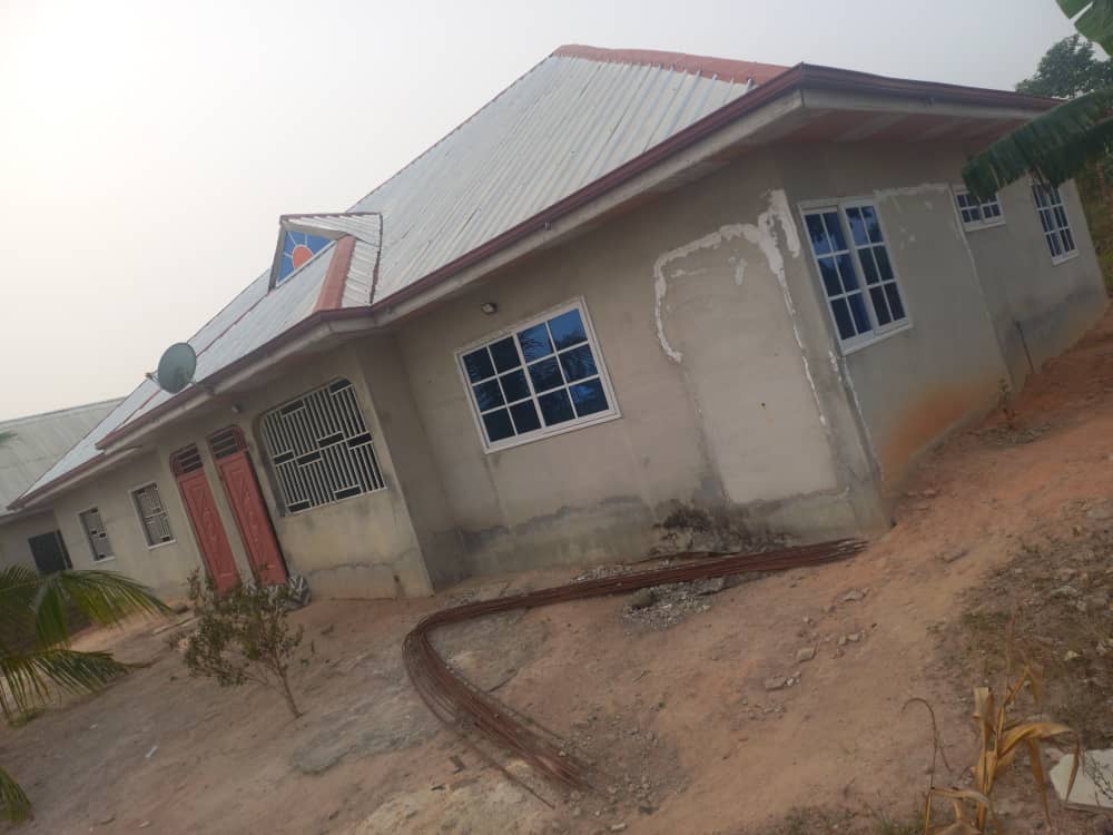 Six bedroom house for sale at Ejisu Boankra, Kumasi