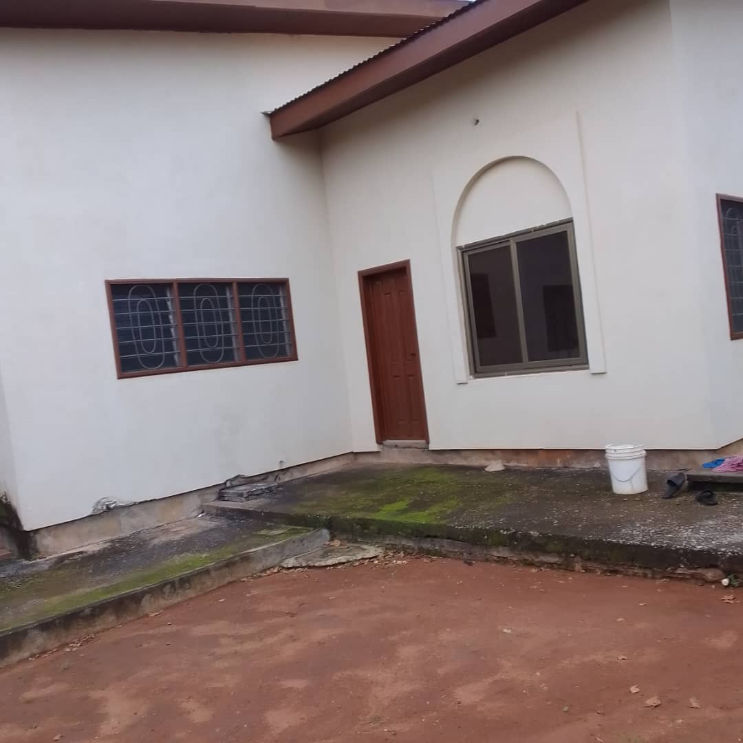 Six bedroom house for sale at Kotei, Kumasi