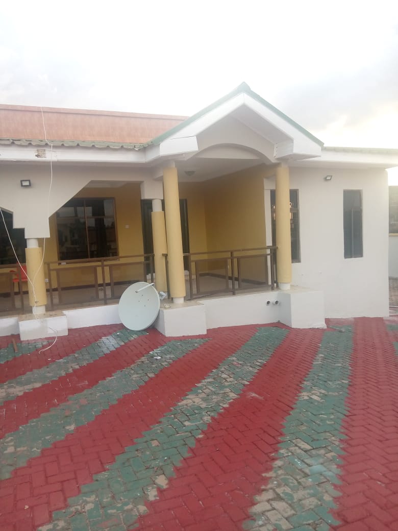 Six bedroom house for sale at Atasemanso, Kumasi