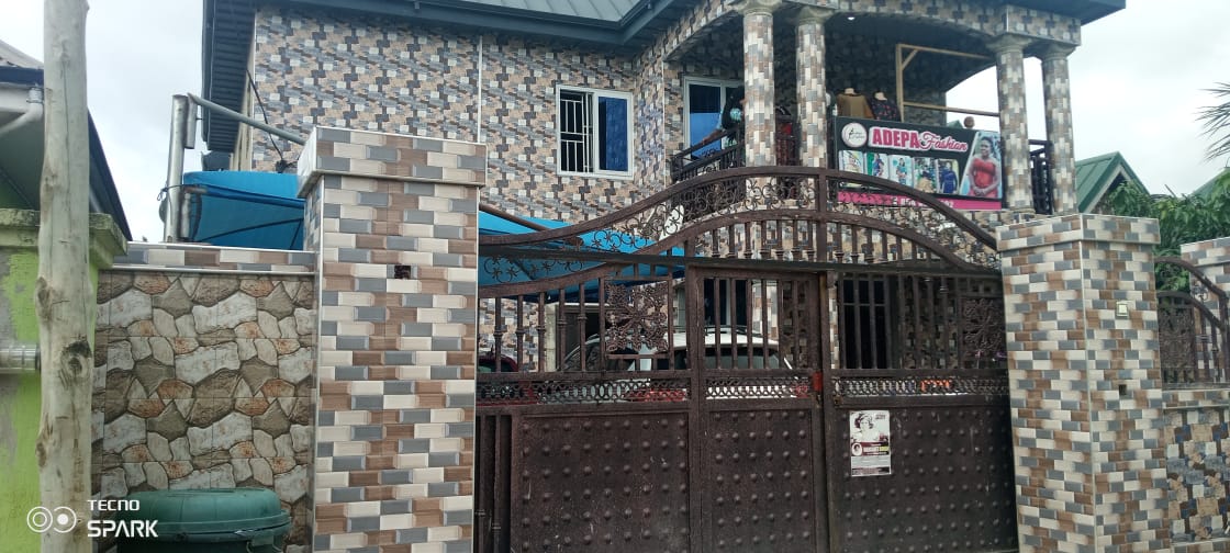 Six bedroom house for sale at Aparabon-Atonsu