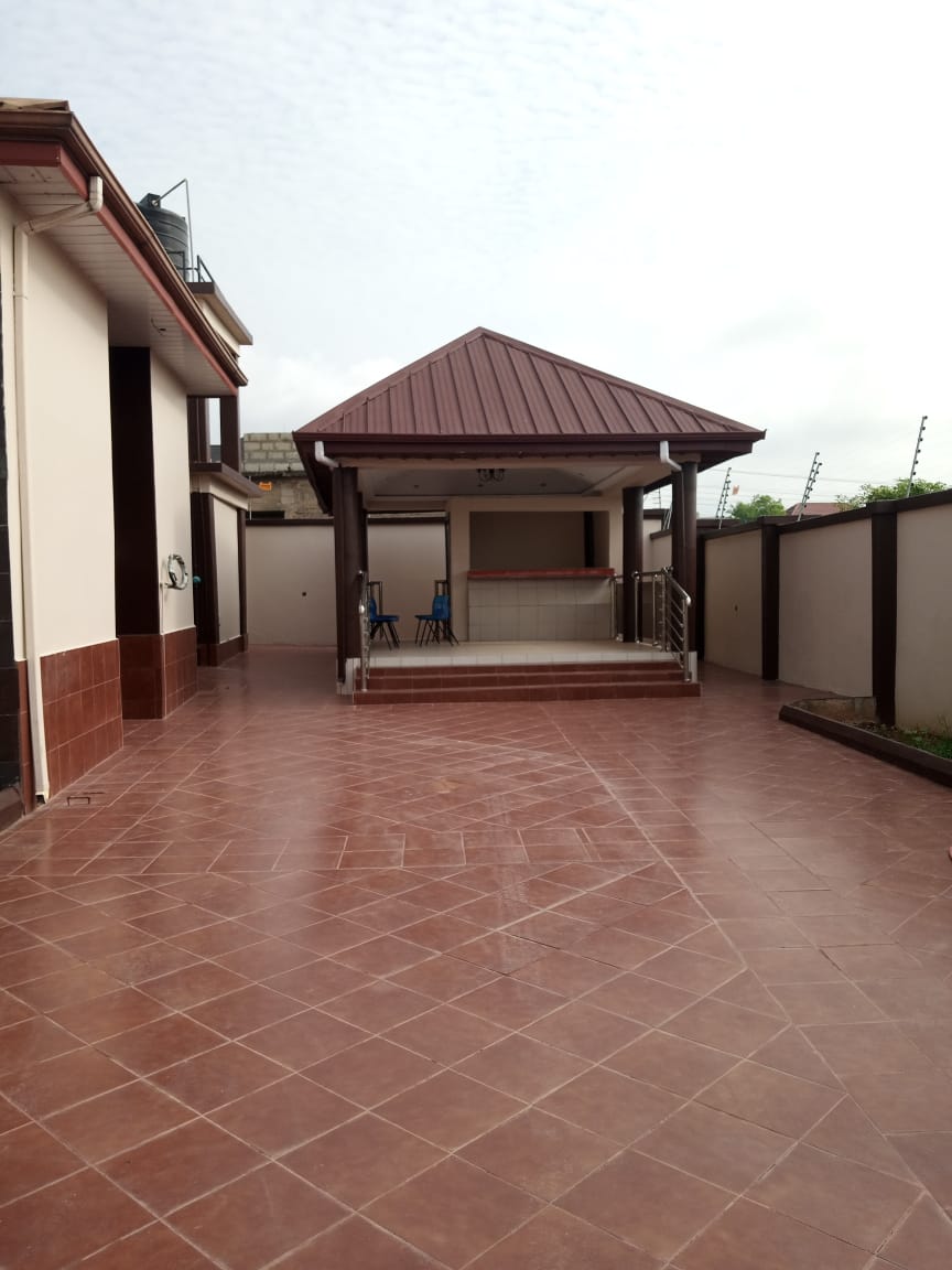 Eight bedroom house for rent at Kwadaso Hilltop-KSI