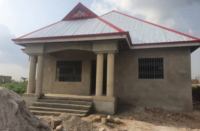 Three bedroom house for sale at Kwanwoma- kumasi