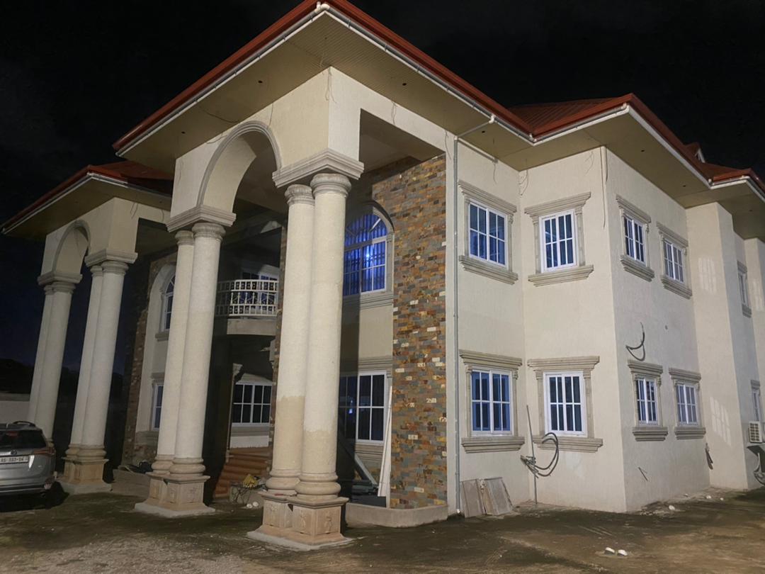 Seven (7) Bedroom House For Sale at Atasomanso