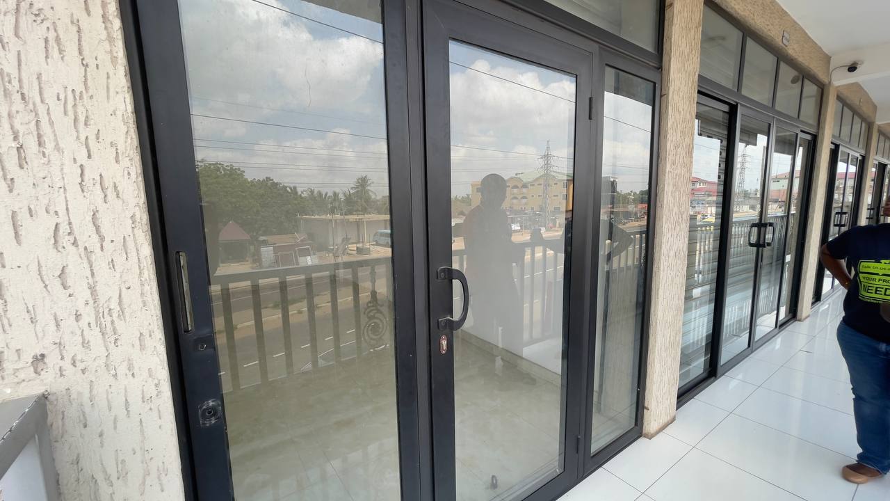 Single Shop For Rent at Adjiringanor School Junction