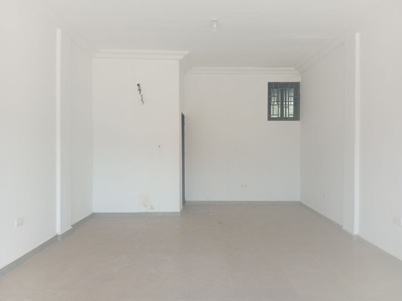 Single Shop For Rent at Madina