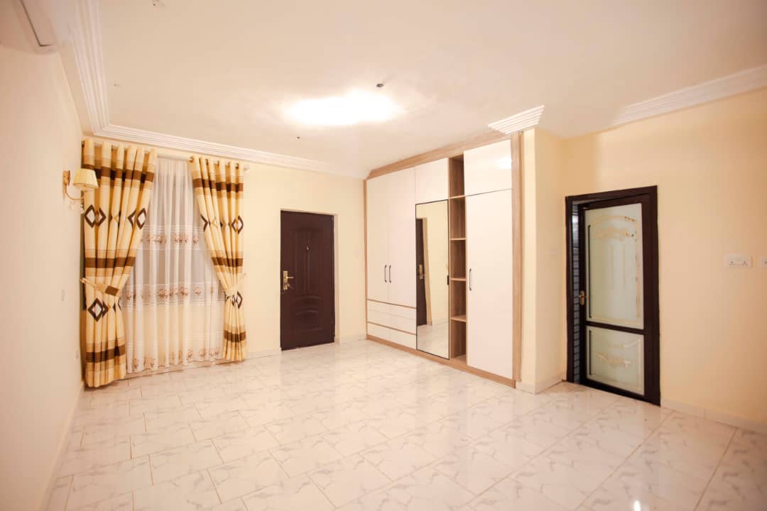 Six (6) Bedroom Unfurnished House for Rent at Adjiringanor