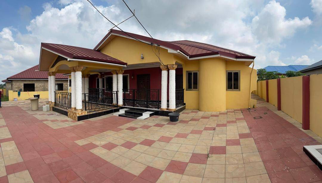 Six (6) Bedroom House For Sale at Amasaman Obeyeyie