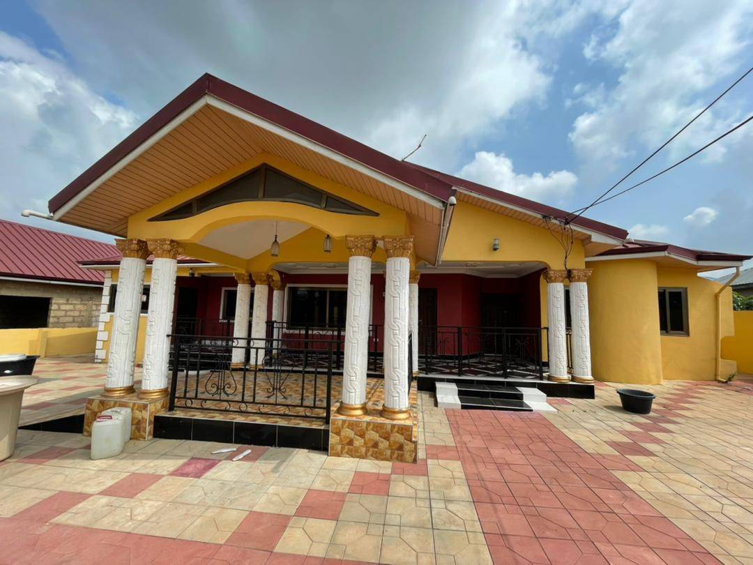 Six (6) Bedroom House For Sale at Amasaman Obeyeyie