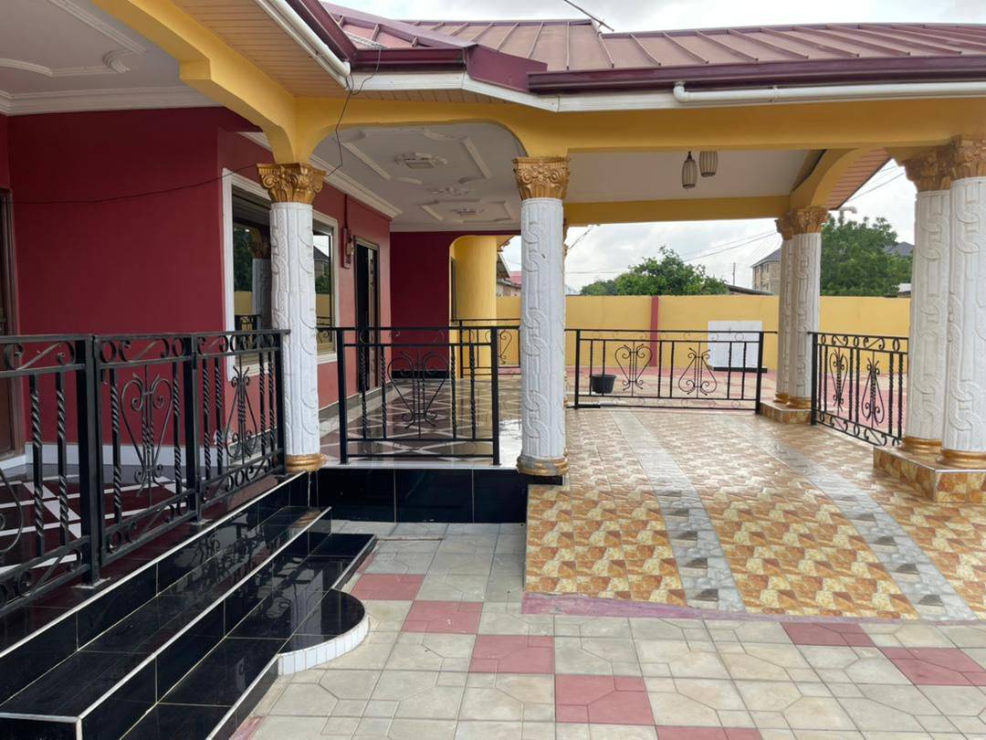 Six (6) Bedroom House For Sale at Amasaman Obeyeyie