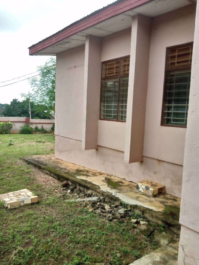 Six (6) Bedroom House For Sale at Kumasi Odenehu Kwadaso