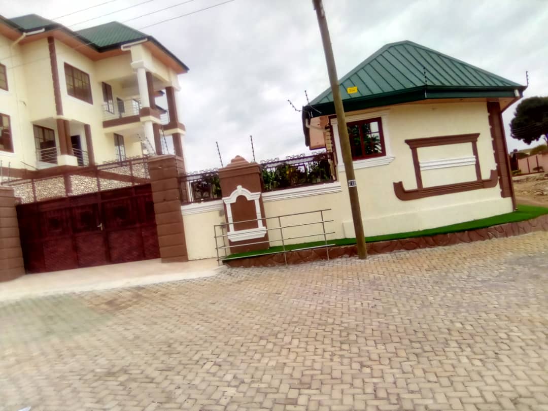 Six-Unit Storey Building House for Sale at Gyinyase (Atonsu)