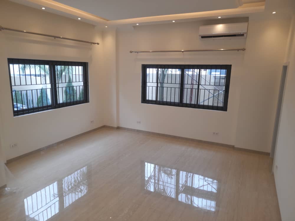Three 3-Bedroom Ensuite Townhouse for Rent at Airport Residential