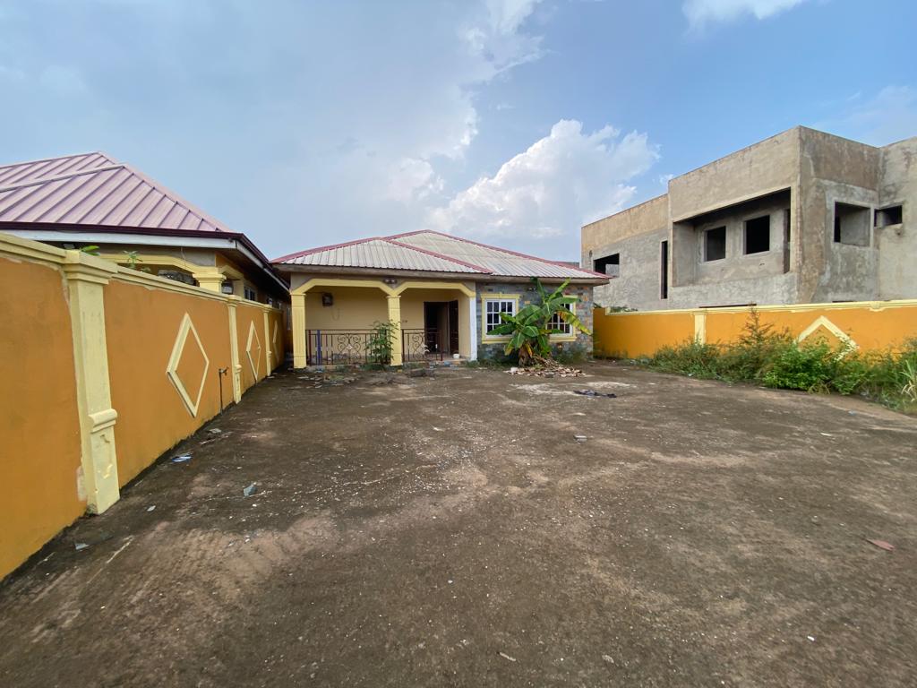 Three 3-Bedroom House for Sale at Malejor