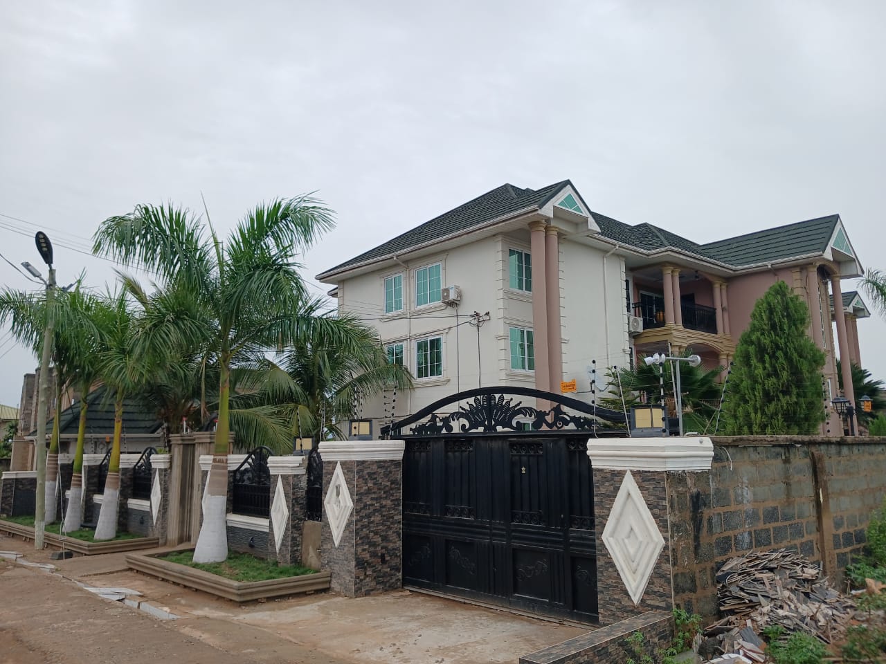 Three (3) Bedroom Apartment For Rent at Afienya Mataheko