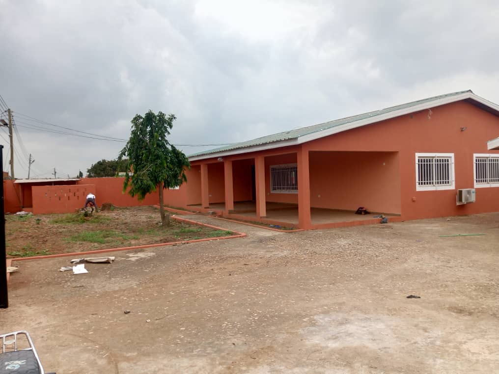 Three (3) Bedroom House with 2 Boys Quarters For Rent at Lakeside