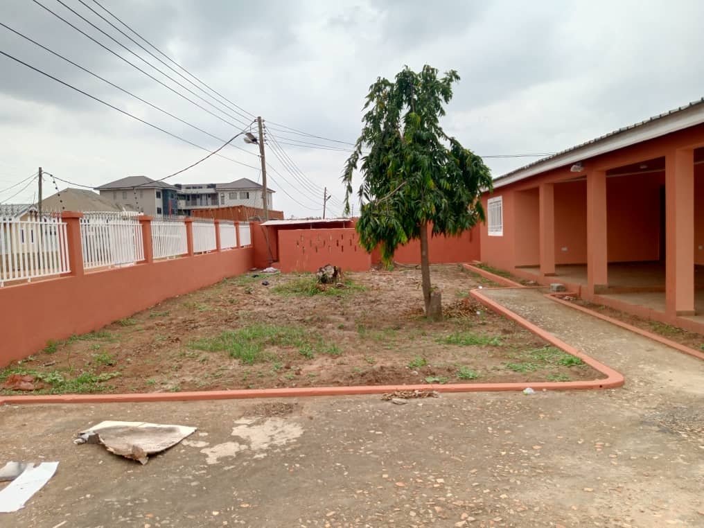 Three (3) Bedroom House with 2 Boys Quarters For Rent at Lakeside