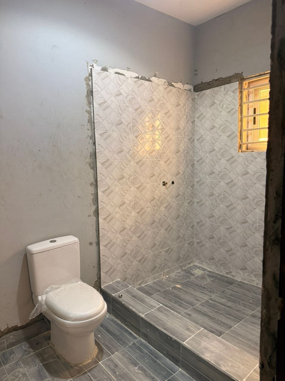 Three (3) Bedroom House with Swimming Pool For Sale at Lakeside
