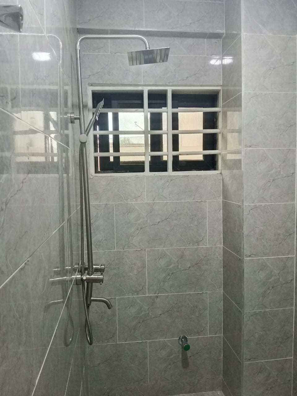 Three (3) Bedroom Apartment For Rent at Akweteyman