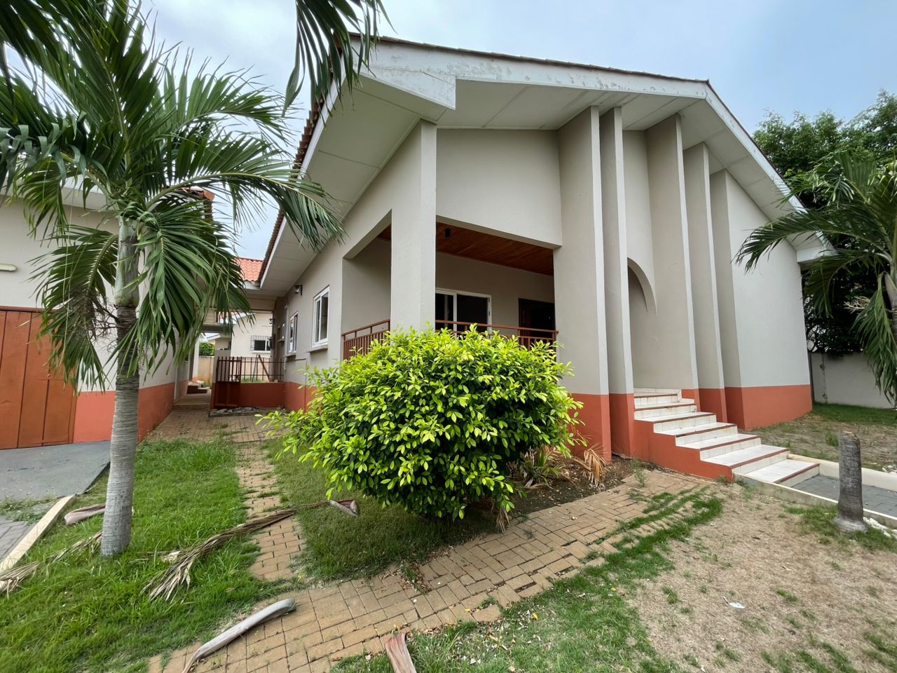 3 Bedroom with 2 boys quarters for sale at Regimanuel Gray East Airport
