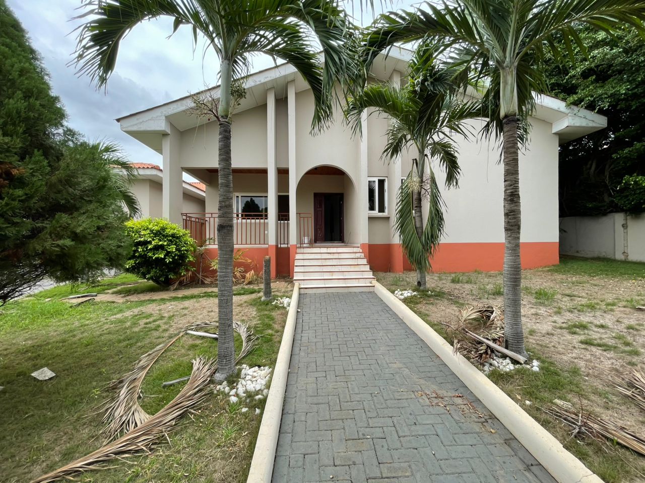 3 Bedroom with 2 boys quarters for sale at Regimanuel Gray East Airport