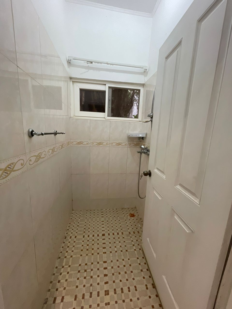 3 Bedroom with 2 boys quarters for sale at Regimanuel Gray East Airport