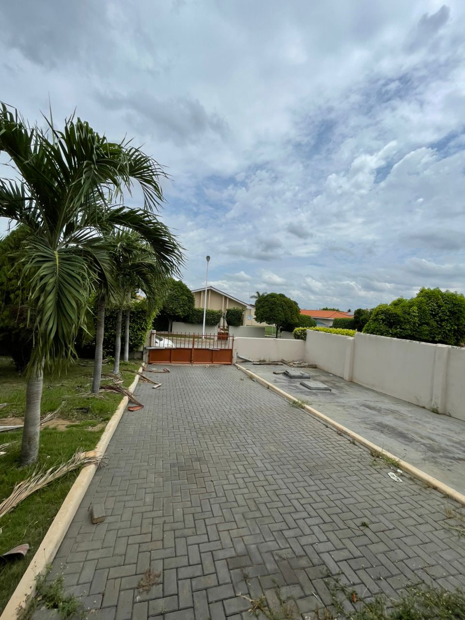 3 Bedroom with 2 boys quarters for sale at Regimanuel Gray East Airport